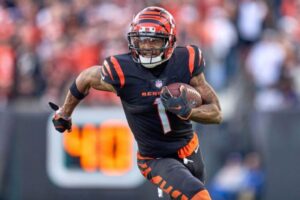 Sources: Bengals WR Chase (hip) out 4-6 weeks