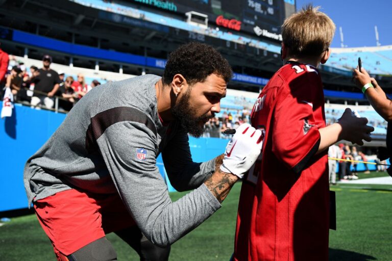 NFL says refs weren't seeking Evans' autograph