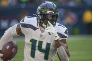 Seahawks' Metcalf carted off with knee injury