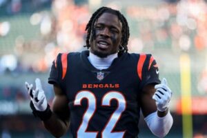 Bengals top CB Awuzie ruled out with knee injury