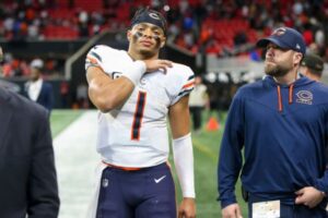 QB Fields injures left shoulder on Bears' last drive