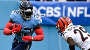 Derrick Henry's long run ends with fumble, Treylon Burks TD