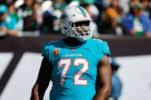 Dolphins LT Armstead injures pectoral in victory