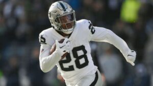 Raiders RB Josh Jacobs uses epic stiff-arm on 30-yard TD run