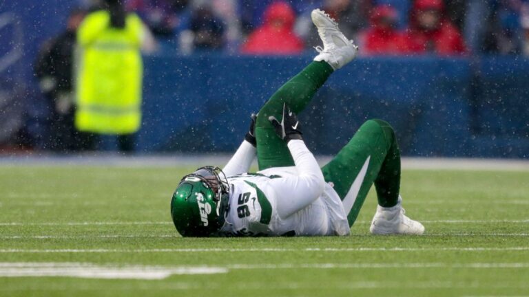 Jets star DT Williams exits loss with calf injury