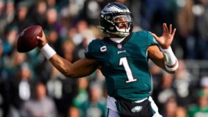 Sources: Eagles' Hurts has sprained shoulder