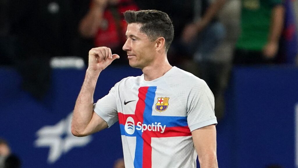 Lewandowski to play for Barca after ban lifted