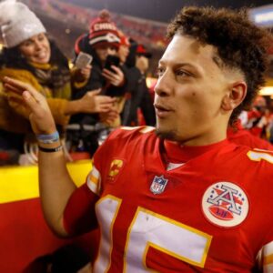 Hobbled Mahomes leads Chiefs to AFC title game