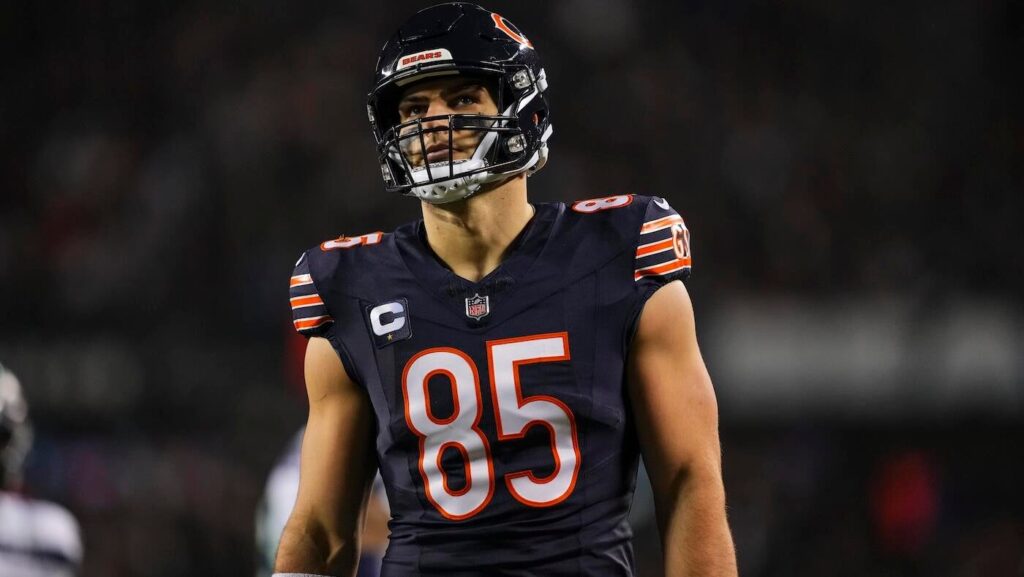 Dolphins looking to trade for tight end: Who Miami could target, including Cole Kmet and Mark Andrews