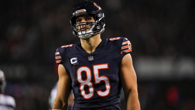 Dolphins looking to trade for tight end: Who Miami could target, including Cole Kmet and Mark Andrews