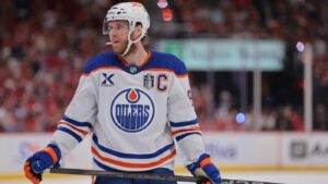 BetMGM $10,000 Hat Trick Jackpot picks, goal-scorer props, NHL odds for Panthers vs. Oilers Game 4