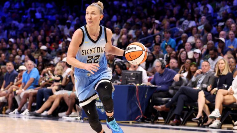 Courtney Vandersloot injury: Chicago Sky legend leaves game vs. Indiana Fever with knee injury