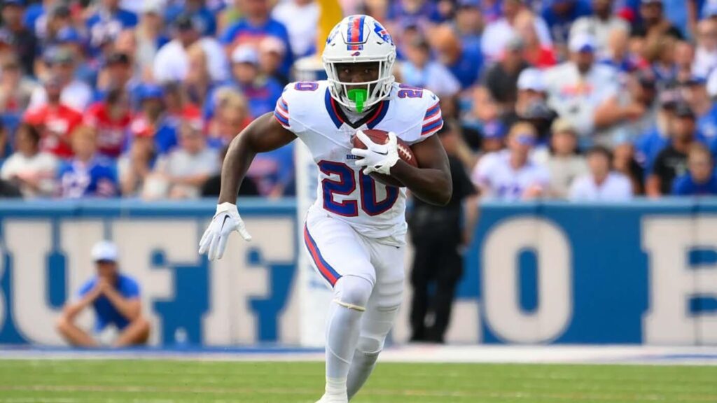 Bills' Frank Gore Jr. gets ridiculed by teammates for 'FGJ' autograph that appeared on trading card