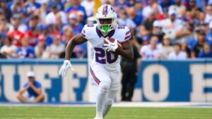 Bills' Frank Gore Jr. gets ridiculed by teammates for 'FGJ' autograph that appeared on trading card
