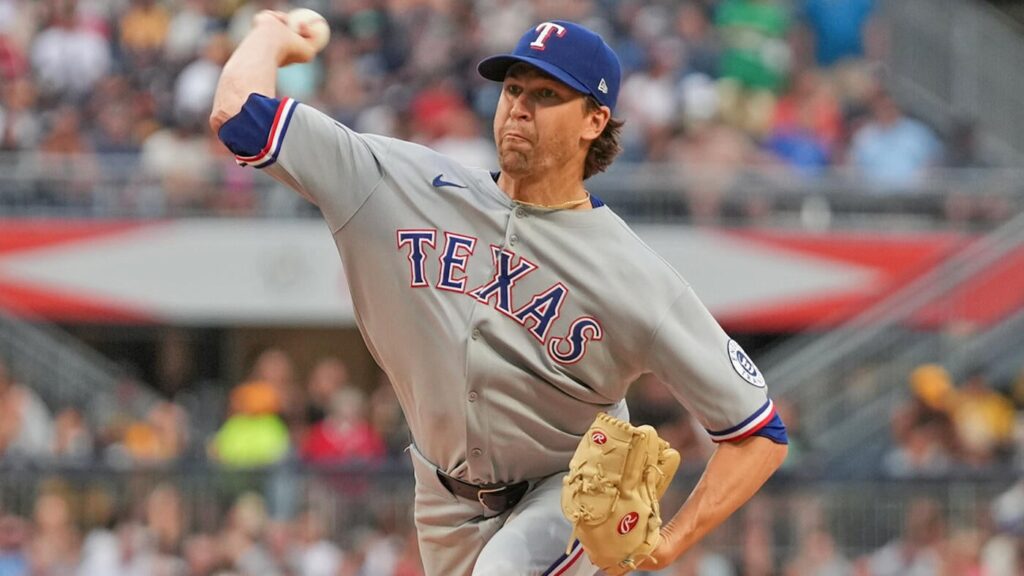 Jacob deGrom extends MLB record streak, sets Rangers franchise mark in latest win over Pirates