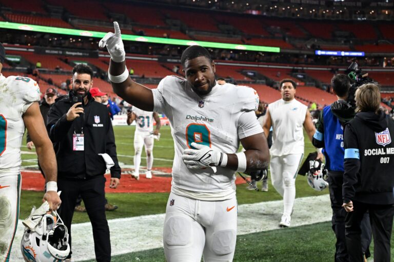 Jonnu Smith's agent says Dolphins Pro Bowl tight end 'would definitely like to stay in Miami'