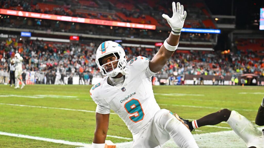 Jonnu Smith rumors: Contract negotiations 'still fluid' as Dolphins tight end remains out of minicamp