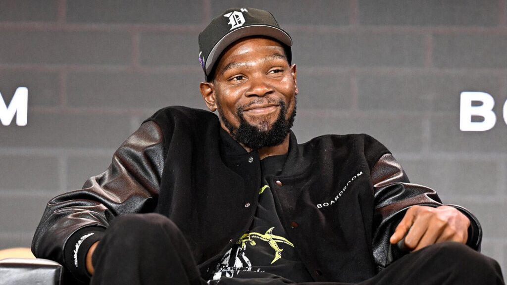 WATCH: Kevin Durant, fans react to Rockets trade as news breaks with NBA superstar on stage at Fanatics Fest