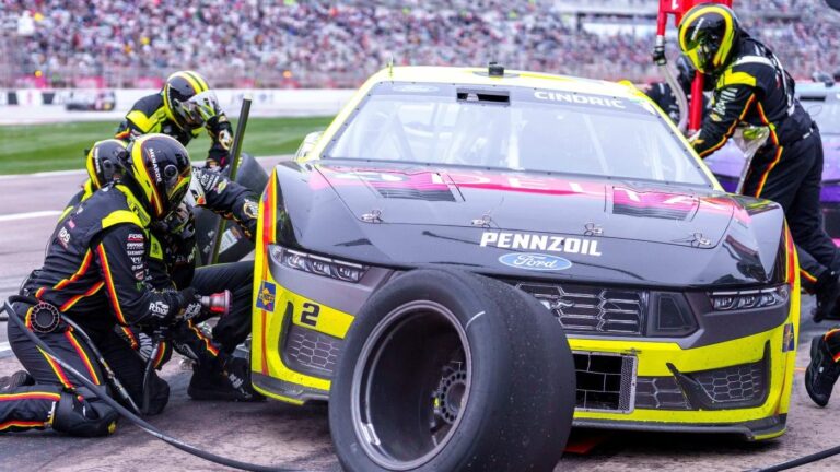 2025 Atlanta NASCAR odds, picks, prop bets: Expert who nailed 17 winners backing massive longshot over 50-1