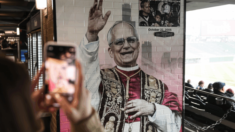 Pope Leo XIV, Chicago native, rocks White Sox hat during Vatican appearance
