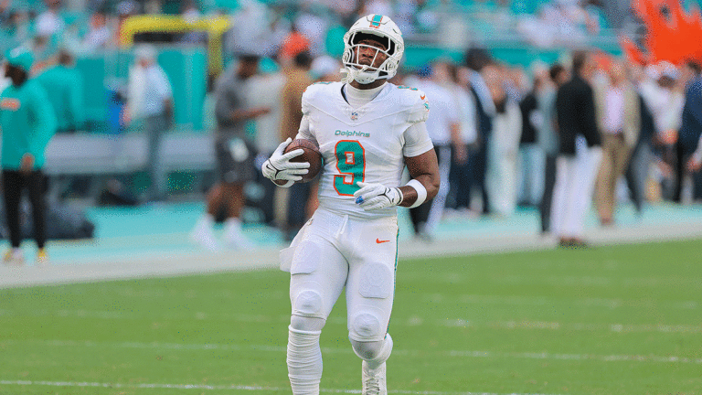 Steelers not expected to trade for Jonnu Smith, per report, agent says TE wants to remain with Dolphins