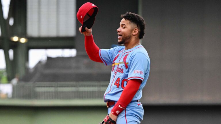 Willson Contreras calls out Brewers dugout after collision at first base leads to interesting exchange
