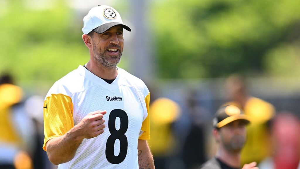 Aaron Rodgers fires back at Terry Bradshaw over Steelers legend's criticism, says he 'doesn't know me'