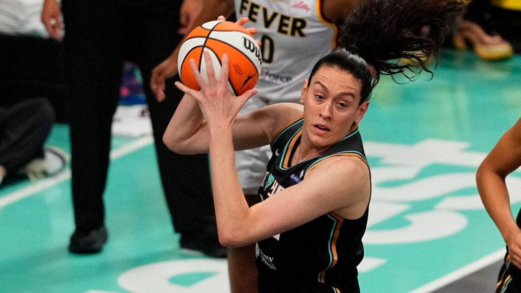 Breanna Stewart injury: Liberty star leaves game vs. Sparks with lower leg issue, does not return
