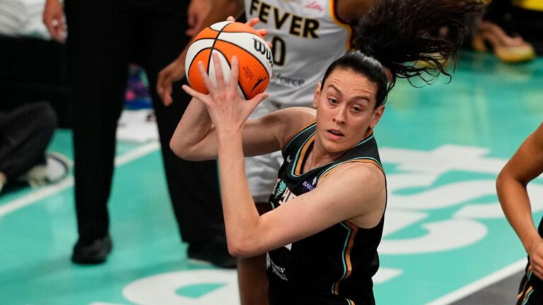 Breanna Stewart injury: Liberty star leaves game vs. Sparks with lower leg issue, does not return
