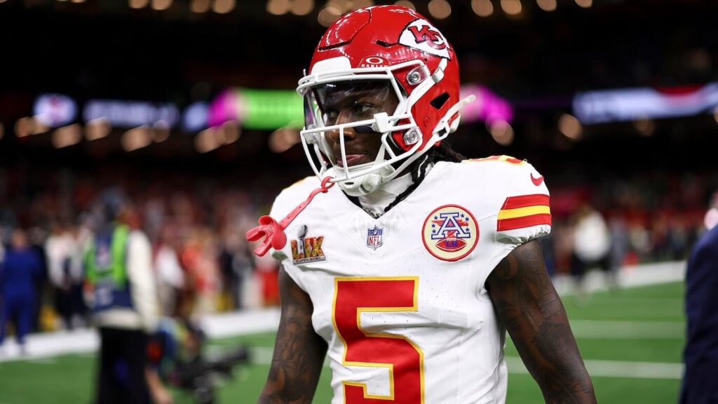 Hollywood Brown injury: Chiefs WR carted off field after leg injury, per report