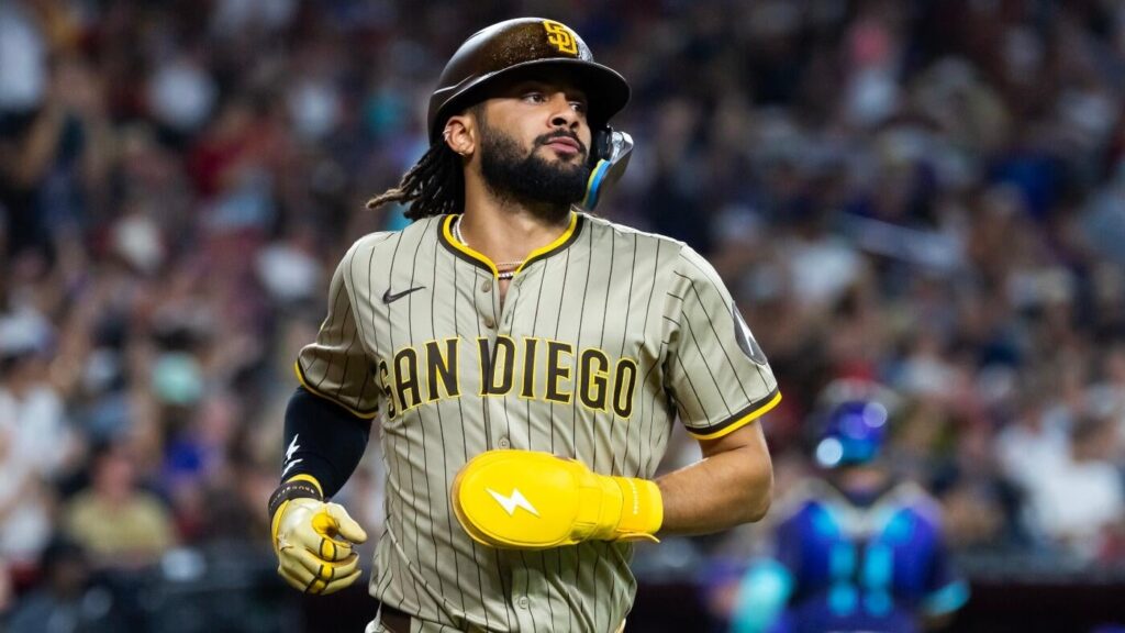 Today's top games to watch, best bets, odds: Mets at Padres, Paige Bueckers in action and more