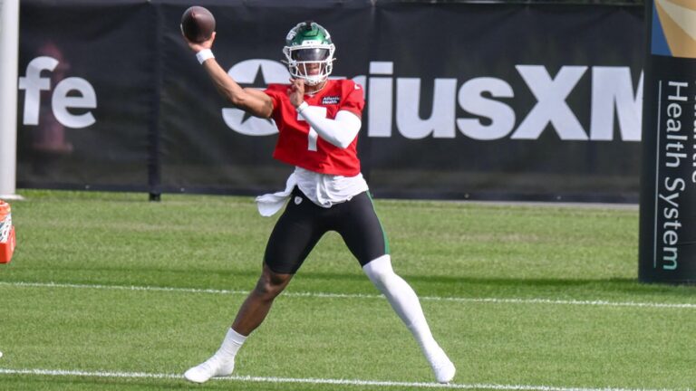 Justin Fields injury: Jets QB carted off field after suffering lower leg injury in training camp, per report