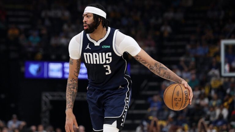 Anthony Davis injury: Star center undergoes procedure to repair detached retina, per report