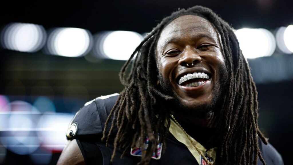 LOOK: Saints' Alvin Kamara tosses rough first pitch at Cubs game, asks for do-over