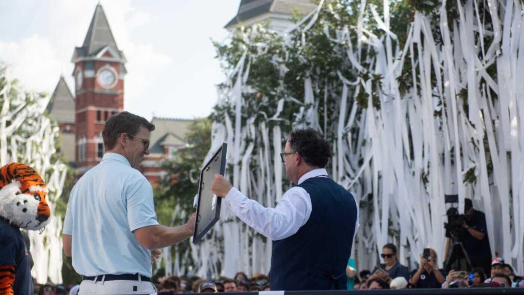 Eli Manning helps Auburn fans set world record for toilet paper rolled at Toomer's Corner