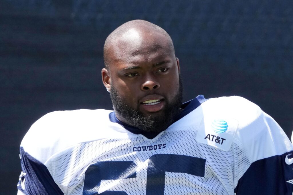 Cowboys' guard Robert Jones breaks bone in neck, reportedly will miss multiple months