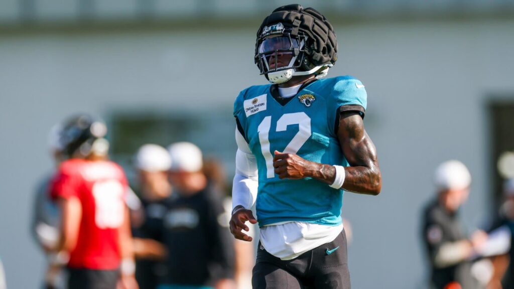 Jaguars' Travis Hunter will play both wide receiver and cornerback in preseason debut against Steelers