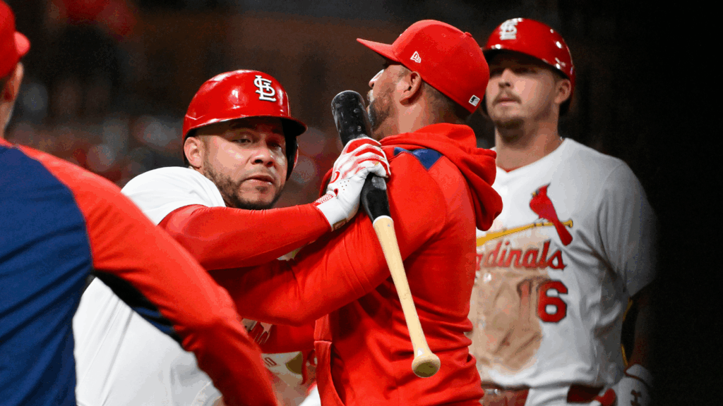 Cardinals' Willson Contreras throws bat toward umpire, plunks own coach after heated ejection vs. Pirates