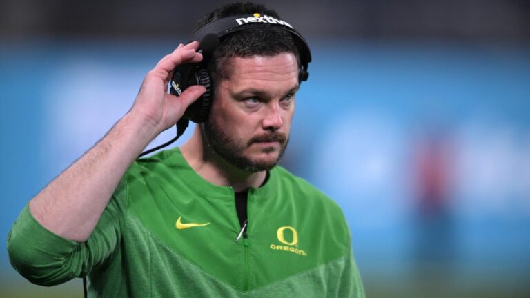 Oregon football predictions, betting preview: Expert delivers top Ducks futures bet for 2025