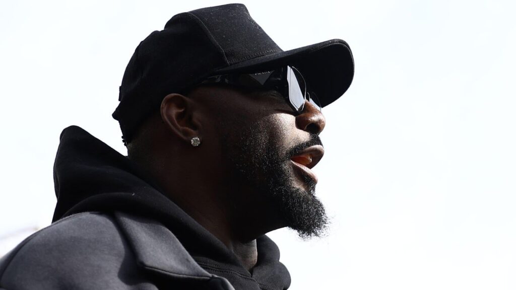 Dez Bryant gets into social media feud with Nicki Minaj; rapper offers him $10 million to fight her husband