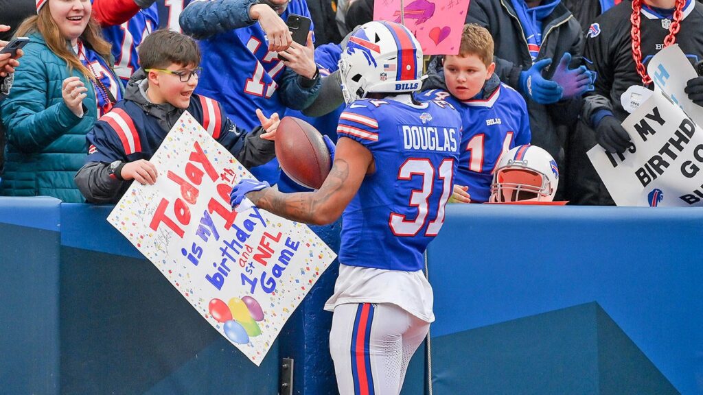 Dolphins sign DB Rasul Douglas to a one-year deal, Miami beefs up defensive secondary, per report