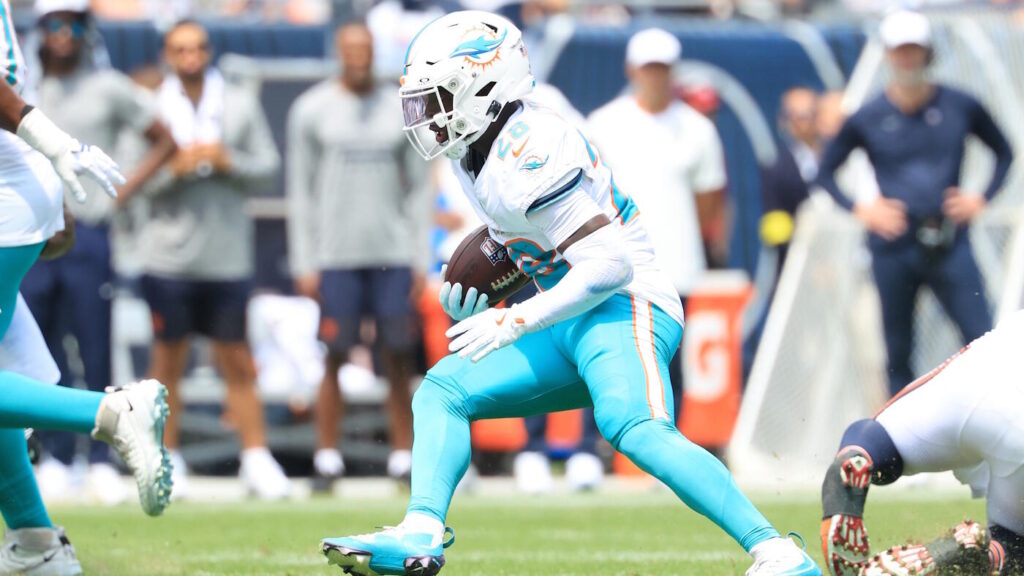 De'Von Achane injury update: Dolphins RB dealing with soft tissue injury, will be out 'between days and weeks'