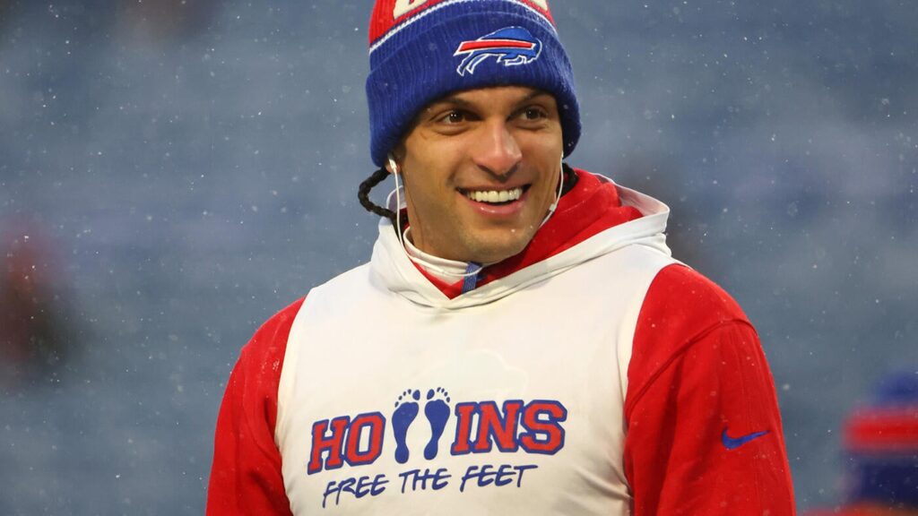 Patriots receiver Mack Hollins explains why he goes barefoot: 'Your feet will be your root' on the field