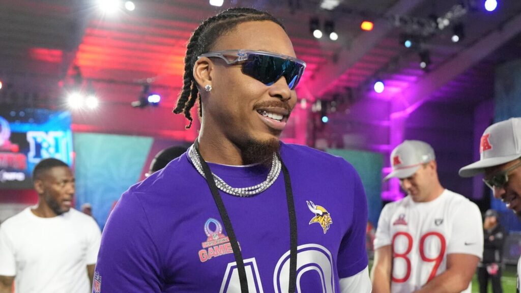 Justin Jefferson delivers promising message to Vikings fans amid injury, teases return to field 'real soon'