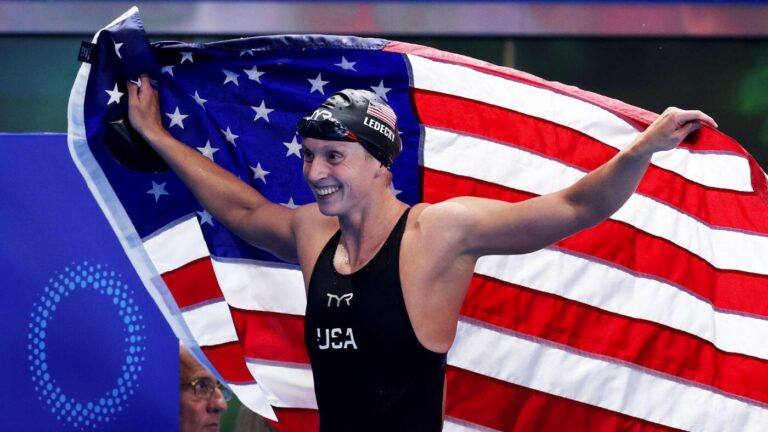 Katie Ledecky wins record seventh 800m freestyle world title, holding off Summer McIntosh and Lani Pallister