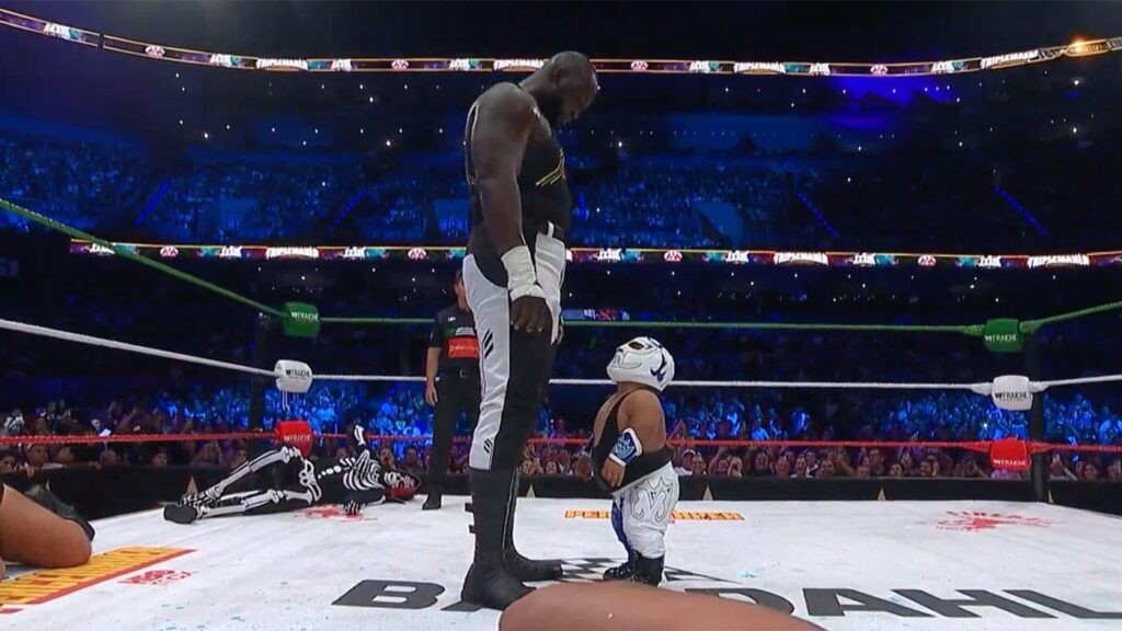 Watch as 3-foot-3 Microman fights 7-foot-3 WWE superstar Omos at AAA Triplemania XXXIII