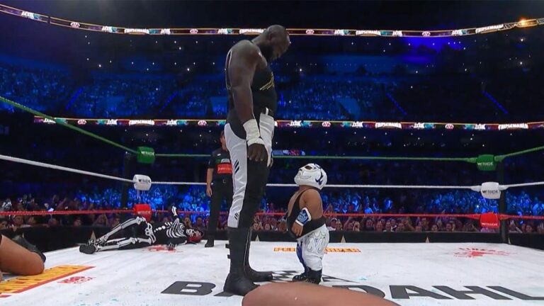 Watch as 3-foot-3 Microman fights 7-foot-3 WWE superstar Omos at AAA Triplemania XXXIII