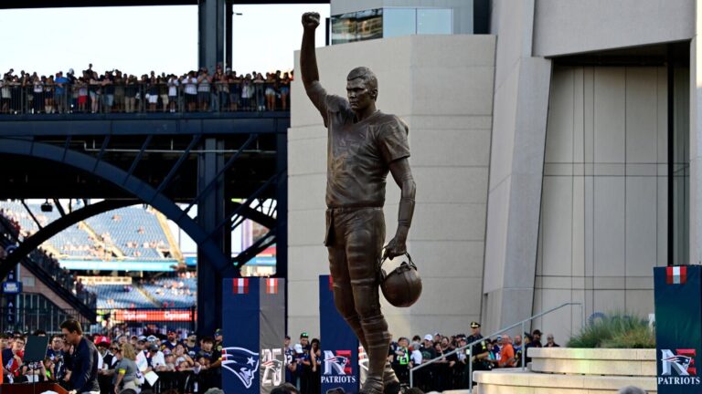 LOOK: Patriots' unveiling of Tom Brady statue leaves legendary QB feeling 'deeply grateful' and 'kind of old'