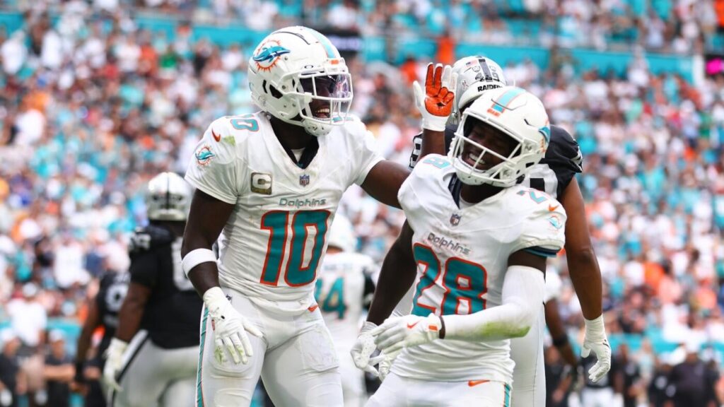 Tyreek Hill offers Mike McDaniel solution to Dolphins' short-yardage struggles: 'Take De'Von [Achane] out'