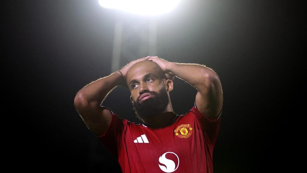 Man United shocked by fourth-tier Grimsby Town in penalty kicks, bounced from League Cup in second round